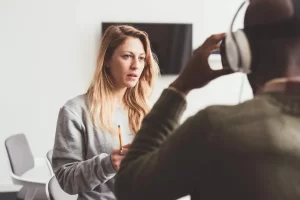 Why Is EMDR So Controversial – Therapist guiding patient during EMDR session